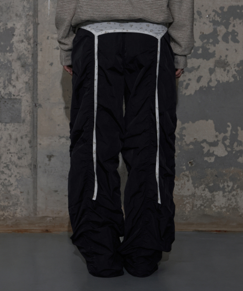 FANCY CLUB(ファンシークラブ)の「ローレイズナイロンシェリングパンツ (ブラック) F25ZD974(その他パンツ・レディース・その他・ONE)」の2枚目の写真