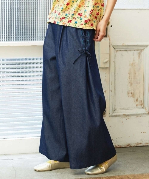 Jocomomola（ホコモモラ）の「Flor デニム 刺繍入りレースアップワイドパンツ（デニムパンツ・レディース・ネイビー/ブルー・42/40）」の10枚目の写真