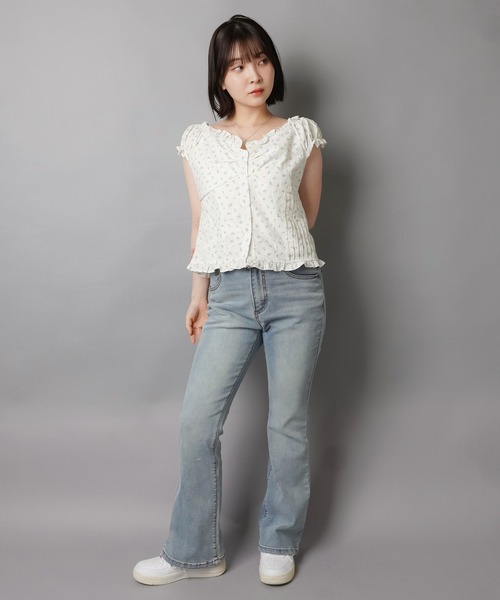SPINNS(スピンズ)の「デニムフレアパンツ/2ボタン(デニムパンツ・レディース・ブルー/ブラック・ONESIZE)」の14枚目の写真