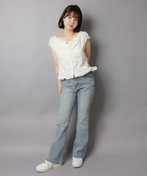 SPINNS(スピンズ)の「デニムフレアパンツ/2ボタン(デニムパンツ・レディース・ブルー/ブラック・ONESIZE)」の15枚目の写真