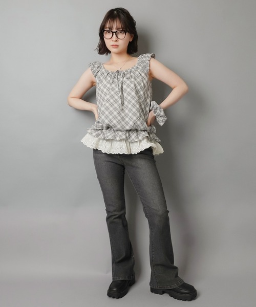 SPINNS(スピンズ)の「デニムフレアパンツ/2ボタン(デニムパンツ・レディース・ブルー/ブラック・ONESIZE)」の20枚目の写真