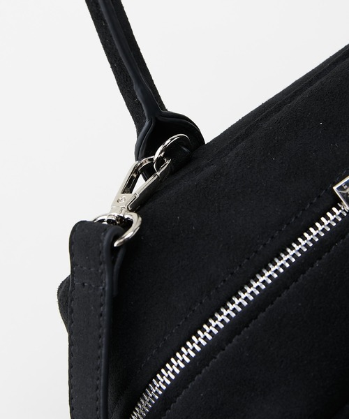 LE VERNIS(ル・ベルニ)の「LE VERNIS(ル・ベルニ)Suede boston bag(ボストンバッグ・レディース・ベージュ/ブラック・FREE)」の4枚目の写真