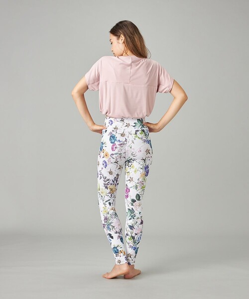 Chacott(チャコット)の「ローズガーデンプリントレギンス(その他パンツ・レディース・ホワイト/ブラック・M)」の6枚目の写真