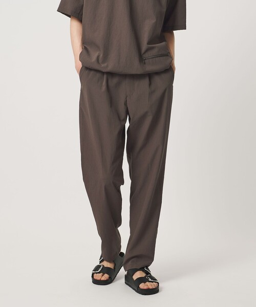 UNITED ARROWS(ユナイテッドアローズ)の「DotAir ドットエア 1プリーツ テーパード パンツ 吸水速乾 タテストレッチ(スラックス・メンズ・ダークブラウン/ブラック・L/XL/M/S)」の2枚目の写真