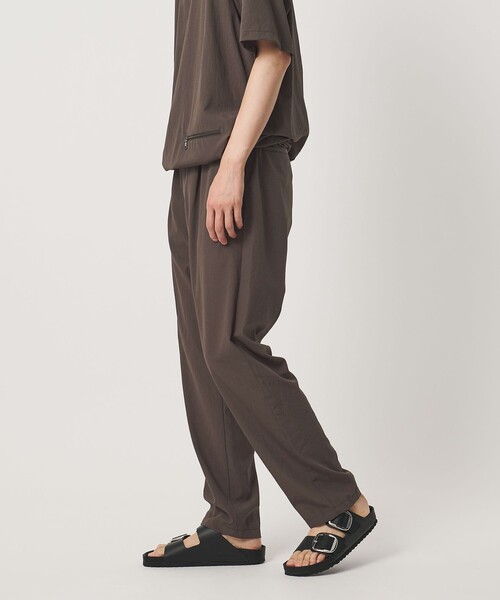 UNITED ARROWS(ユナイテッドアローズ)の「DotAir ドットエア 1プリーツ テーパード パンツ 吸水速乾 タテストレッチ(スラックス・メンズ・ダークブラウン/ブラック・L/XL/M/S)」の4枚目の写真