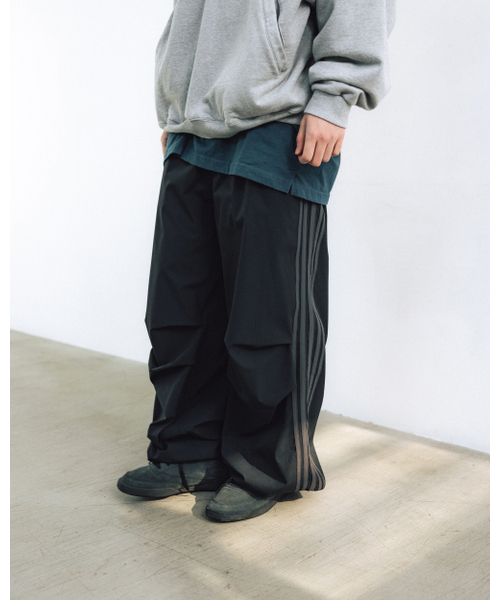ANGLAN(アングラン)の「Parachute Wide Track Pants - Black(スウェットパンツ・メンズ・その他・ONE SIZE)」の2枚目の写真