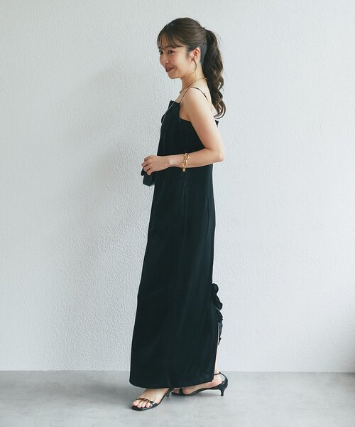 La boutique BonBon(ラブティックボンボン)の「【着回し力抜群!】ベロアキャミワンピース(ワンピース・レディース・ネイビー/ブラック・38/36)」の4枚目の写真