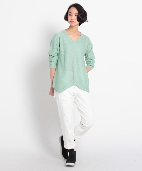 THE SHOP TK （ザ ショップ ティーケー ）の「イレギュラーヘムVネックニット（ニット/セーター・レディース・ブルー/ホワイト/グリーン・99）」の9枚目の写真