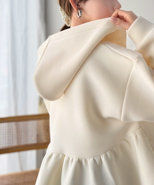 classicalelf(クラシカルエルフ)の「ふんわり包み、裾にドラマを。ビッグフーディーボリュームペプラムポケット付きダンボールパーカー(長袖)(パーカー・レディース・ブラック/アイボリー/モカ・LARGE/MEDIUM/SMALL/X-LARGE)」の7枚目の写真