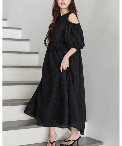 BIRTHDAY BASH(バースデイバッシュ)の「CUT OFF SHOULDER PUFF DRESS(カットオフショルダーパフドレス)(ワンピース・レディース・ホワイト/ブラック・FREE)」の2枚目の写真