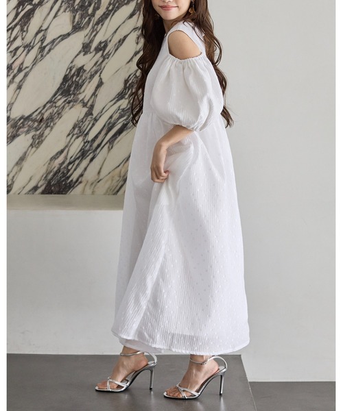 BIRTHDAY BASH(バースデイバッシュ)の「CUT OFF SHOULDER PUFF DRESS(カットオフショルダーパフドレス)(ワンピース・レディース・ホワイト/ブラック・FREE)」の8枚目の写真