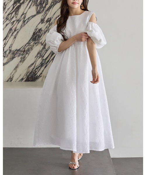 BIRTHDAY BASH(バースデイバッシュ)の「CUT OFF SHOULDER PUFF DRESS(カットオフショルダーパフドレス)(ワンピース・レディース・ホワイト/ブラック・FREE)」の3枚目の写真