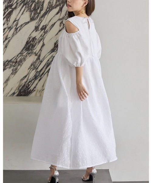 BIRTHDAY BASH(バースデイバッシュ)の「CUT OFF SHOULDER PUFF DRESS(カットオフショルダーパフドレス)(ワンピース・レディース・ホワイト/ブラック・FREE)」の5枚目の写真