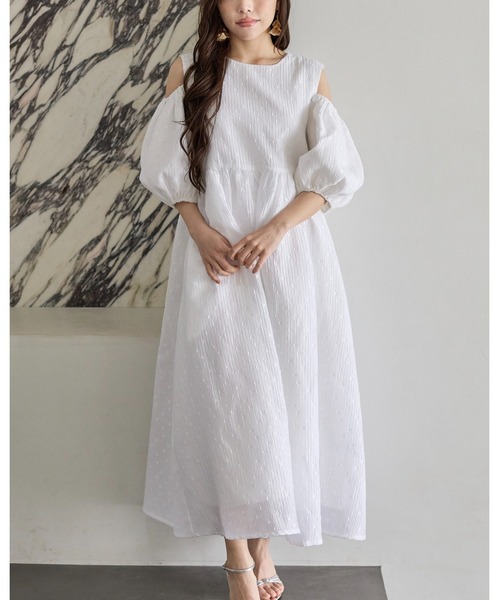 BIRTHDAY BASH(バースデイバッシュ)の「CUT OFF SHOULDER PUFF DRESS(カットオフショルダーパフドレス)(ワンピース・レディース・ホワイト/ブラック・FREE)」の6枚目の写真