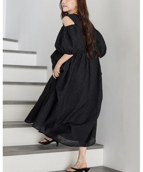 BIRTHDAY BASH(バースデイバッシュ)の「CUT OFF SHOULDER PUFF DRESS(カットオフショルダーパフドレス)(ワンピース・レディース・ホワイト/ブラック・FREE)」の10枚目の写真