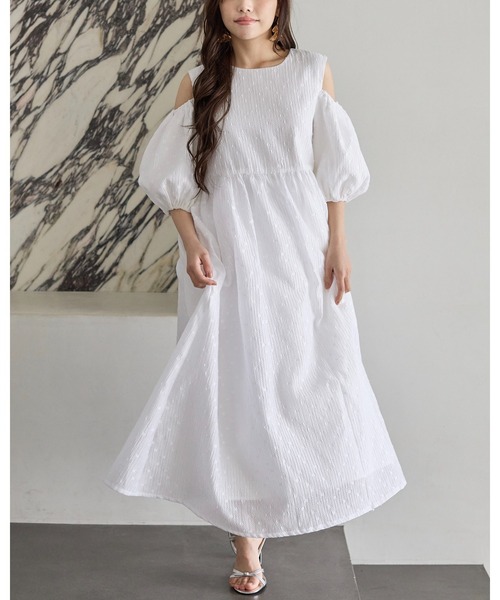 BIRTHDAY BASH(バースデイバッシュ)の「CUT OFF SHOULDER PUFF DRESS(カットオフショルダーパフドレス)(ワンピース・レディース・ホワイト/ブラック・FREE)」の7枚目の写真