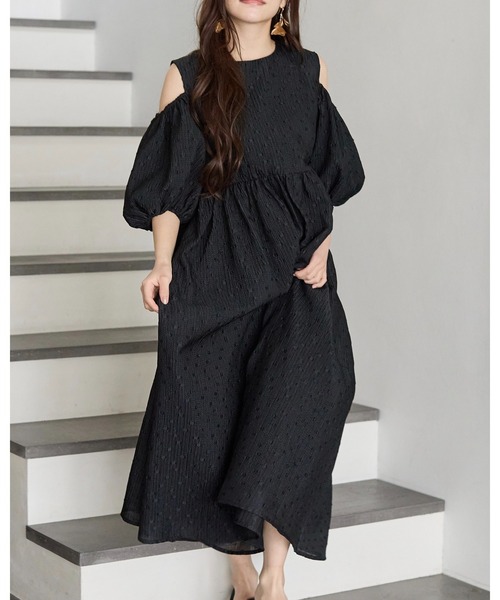 BIRTHDAY BASH(バースデイバッシュ)の「CUT OFF SHOULDER PUFF DRESS(カットオフショルダーパフドレス)(ワンピース・レディース・ホワイト/ブラック・FREE)」の11枚目の写真
