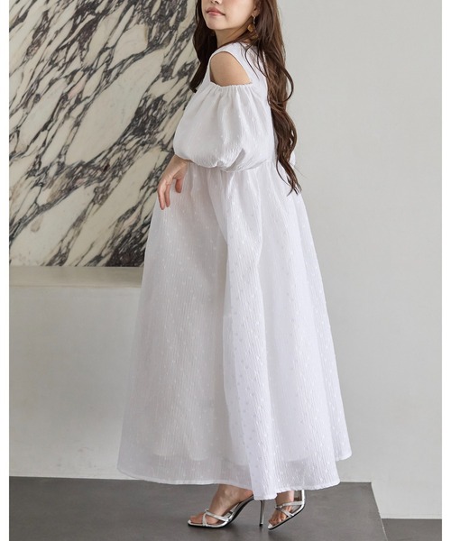 BIRTHDAY BASH(バースデイバッシュ)の「CUT OFF SHOULDER PUFF DRESS(カットオフショルダーパフドレス)(ワンピース・レディース・ホワイト/ブラック・FREE)」の4枚目の写真