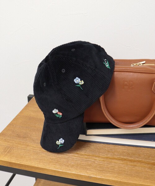fredy emue(フレディエミュ)の「【Casselini/キャセリーニ】花刺しゅうコールキャップ(キャップ・レディース・ブラック/アイボリー・FREE)」の2枚目の写真