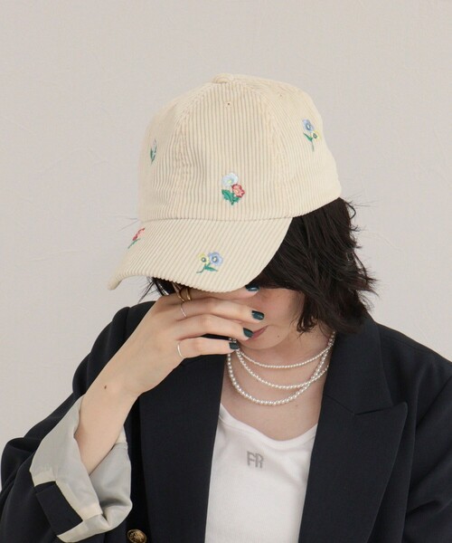 fredy emue(フレディエミュ)の「【Casselini/キャセリーニ】花刺しゅうコールキャップ(キャップ・レディース・ブラック/アイボリー・FREE)」の4枚目の写真