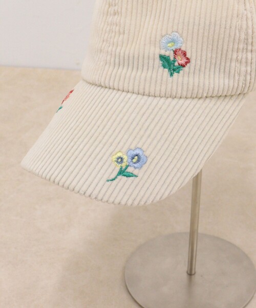 fredy emue(フレディエミュ)の「【Casselini/キャセリーニ】花刺しゅうコールキャップ(キャップ・レディース・ブラック/アイボリー・FREE)」の9枚目の写真