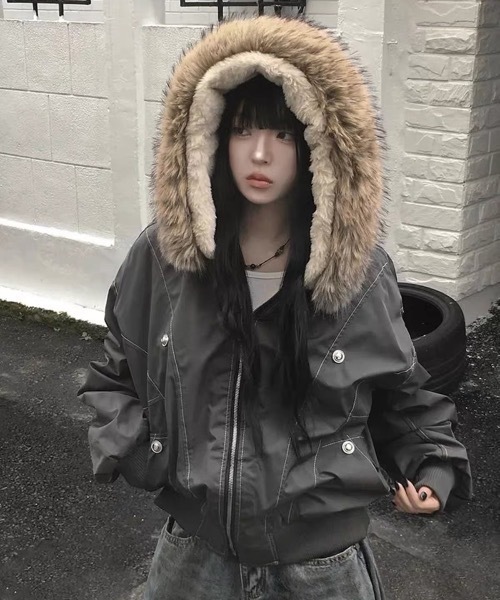 LAMPOON(ランプーン)の「フェイクファーフードブルゾン(ブルゾン・レディース・グレー/ブラック・SMALL/MEDIUM/LARGE/X-LARGE)」の2枚目の写真