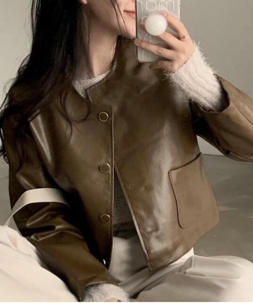 YUGA(ユーガ)の「YUGA_YGMC Korean-style Faux leather cropped jacket(ノーカラージャケット・レディース・ブラウン/ブラック・FREE)」の2枚目の写真