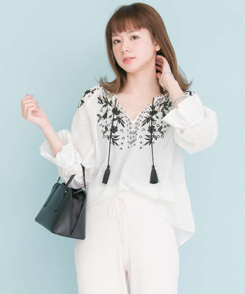 URBAN RESEARCH - 今季URBAN RESEARCH URフラワー刺繍ブラウス LILAC×WHT URBAN RESEARCH（アーバンリサーチ）の「 【TVドラマ着用