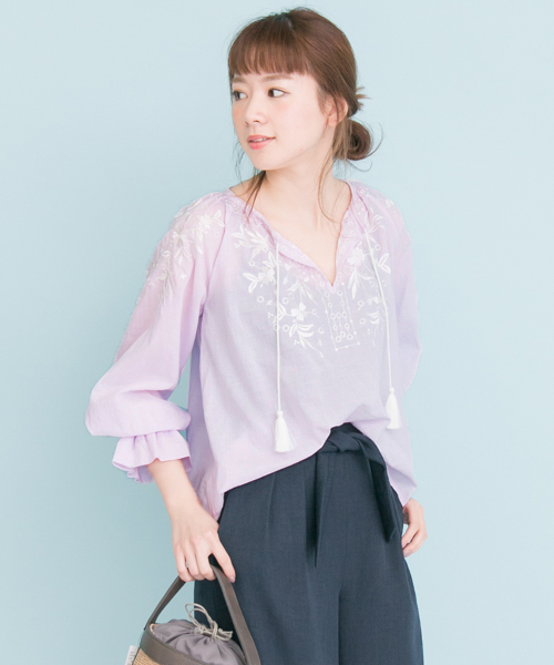 URBAN RESEARCH（アーバンリサーチ）の「 【TVドラマ着用】【TRILL掲載】UR フラワー刺繍ブラウス　（シャツ/ブラウス・レディース・Navy/Lilac/Off White・FREE）」の17枚目の写真