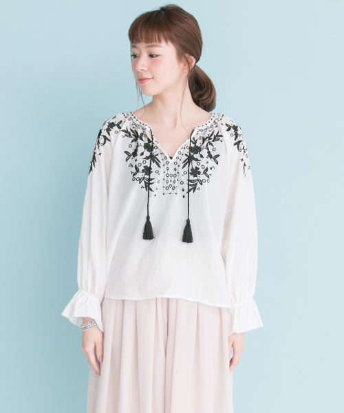 Ellno Loset（エルノロゼット）の「とろみフラワー刺繍シャツ