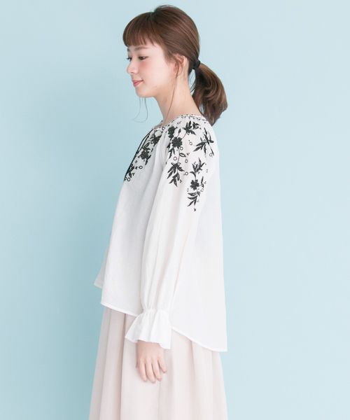 URBAN RESEARCH - 今季URBAN RESEARCH URフラワー刺繍ブラウス LILAC×WHT URBAN RESEARCH（アーバンリサーチ）の「 【TVドラマ着用