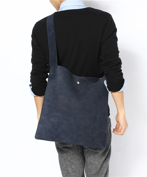 And A(アンドエー)の「SITA レザーバック (sita parantica)(ショルダーバッグ・メンズ・ブラウン/ネイビー・FREE)」の8枚目の写真