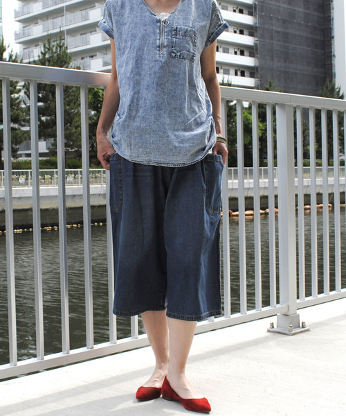 BEATJIVE（ビートジャイブ）の「ユーズド加工 ポケット付きハーフパンツ　カーゴタイプ デニム（カーゴパンツ・レディース・ライトブルー/インディゴブルー・FREE）」の5枚目の写真