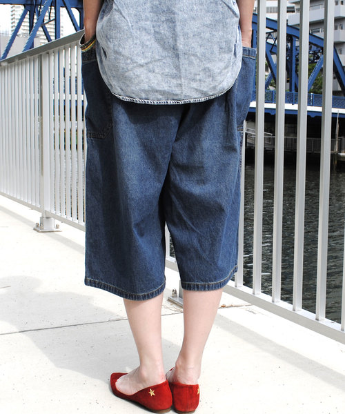 BEATJIVE（ビートジャイブ）の「ユーズド加工 ポケット付きハーフパンツ　カーゴタイプ デニム（カーゴパンツ・レディース・ライトブルー/インディゴブルー・FREE）」の6枚目の写真