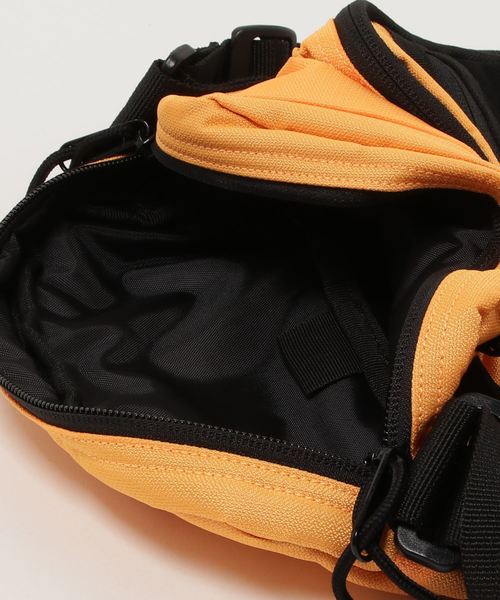 Carhartt（カーハート）の「CARHARTT／カーハート ショルダーバックDELTA STRAP BAG　I02754009G0020S（ショルダーバッグ・メンズ・オレンジ・ONE SIZE）」の3枚目の写真