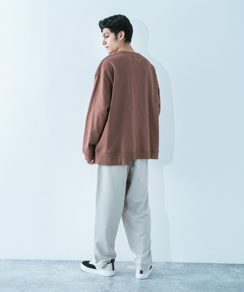 Revo.（レボ）の「Revo. 10/-天竺 オーバーサイズ切り替え長袖Tee（Tシャツ/カットソー・メンズ・ブラック/グレイッシュベージュ/ブラウン系その他/ホワイト/グレイッシュブルー・1/2）」の8枚目の写真