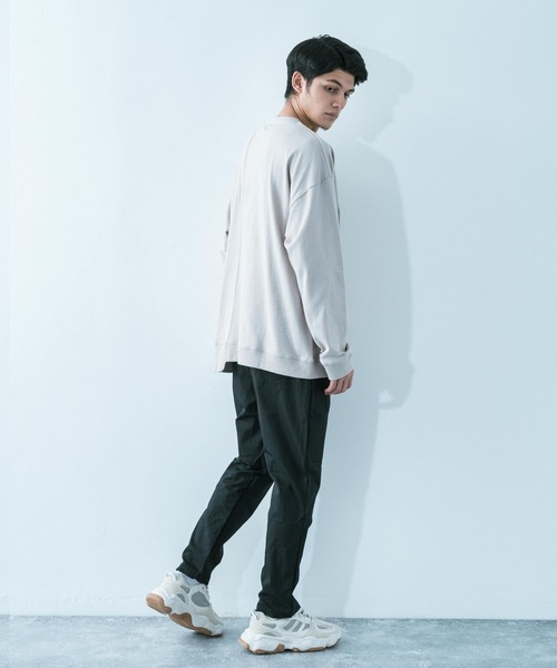 Revo.（レボ）の「Revo. 10/-天竺 オーバーサイズ切り替え長袖Tee（Tシャツ/カットソー・メンズ・ブラック/グレイッシュベージュ/ブラウン系その他/ホワイト/グレイッシュブルー・1/2）」の11枚目の写真