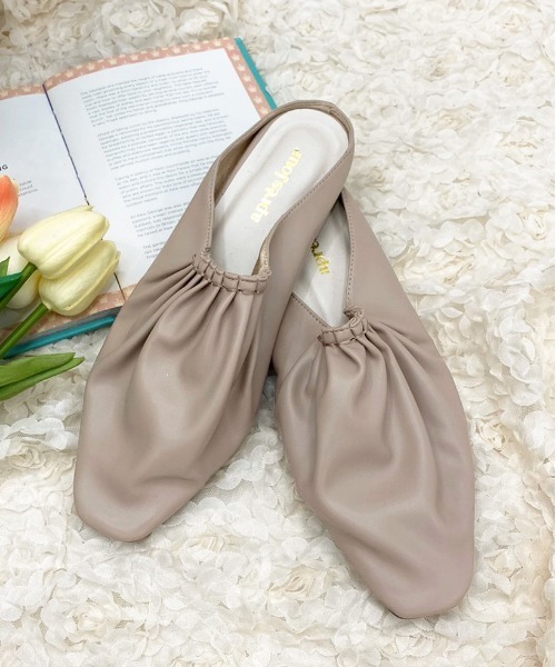 apres jour（アプレジュール）の「ギャザーフラットシューズ【ZOZOTOWN限定アイテム】（その他シューズ・レディース・ピンクベージュ/ダークブラウン/アイボリー・X-LARGE/MEDIUM/SMALL/LARGE）」の3枚目の写真