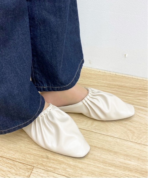 apres jour（アプレジュール）の「ギャザーフラットシューズ【ZOZOTOWN限定アイテム】（その他シューズ・レディース・ピンクベージュ/ダークブラウン/アイボリー・X-LARGE/MEDIUM/SMALL/LARGE）」の5枚目の写真