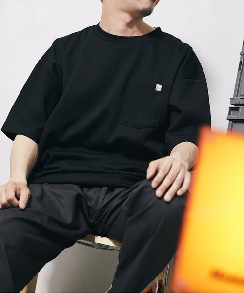 JOURNAL STANDARD relume(ジャーナルスタンダード レリューム)の「《追加》【Uni Ease by UNIVERSAL OVERALL】別注ポンチポケットTシャツ(Tシャツ/カットソー・メンズ・ホワイト/オリーブ/ライトブルー/ブラック・MEDIUM/LARGE)」の2枚目の写真