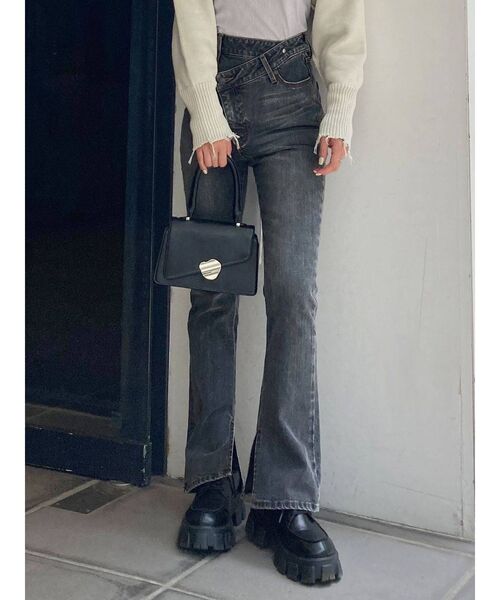 EMODA(エモダ)の「アシンメトリーフィットジャストウエストフレアジーンズ(デニムパンツ・レディース・グレー/インディゴブルー・SMALL/X-SMALL/MEDIUM)」の2枚目の写真