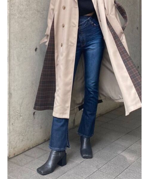 EMODA(エモダ)の「アシンメトリーフィットジャストウエストフレアジーンズ(デニムパンツ・レディース・グレー/インディゴブルー・SMALL/X-SMALL/MEDIUM)」の1枚目の写真