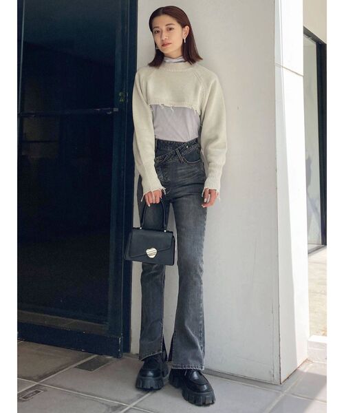 EMODA(エモダ)の「アシンメトリーフィットジャストウエストフレアジーンズ(デニムパンツ・レディース・グレー/インディゴブルー・SMALL/X-SMALL/MEDIUM)」の4枚目の写真