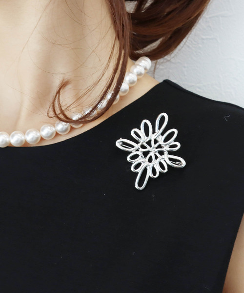 Three Four Time(スリーフォータイム)の「モノグラムブローチ【入卒/フォーマル/デイリー】(ブローチ/コサージュ・レディース・ゴールド/シルバー・FREE)」の1枚目の写真