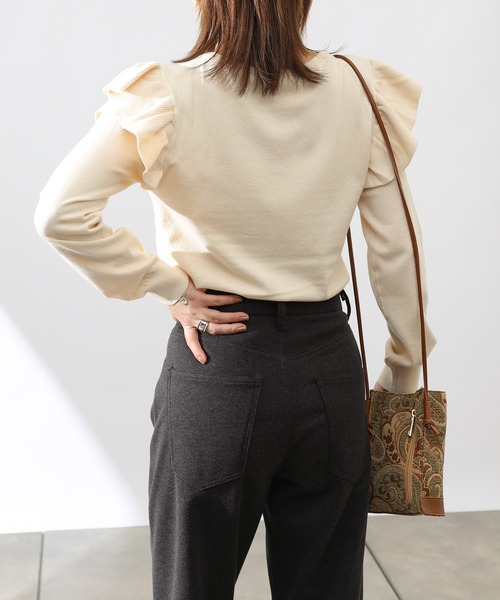 COLONY 2139（コロニートゥーワンスリーナイン）の「【WEB・一部店舗限定】リサイクルポリPBTニット(ラッフルプルオーバー)（ニット/セーター・レディース・ブラック/グリーン/アイボリー・FREE）」の11枚目の写真