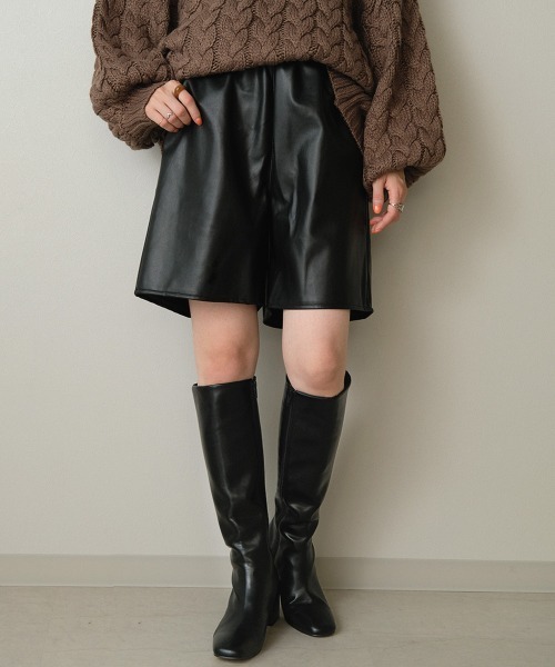 Bab（バブ）の「【WEB限定】フェイクレザーハーフパンツ（その他パンツ・レディース・ブラック/ブラウン/カーキ・M）」の2枚目の写真