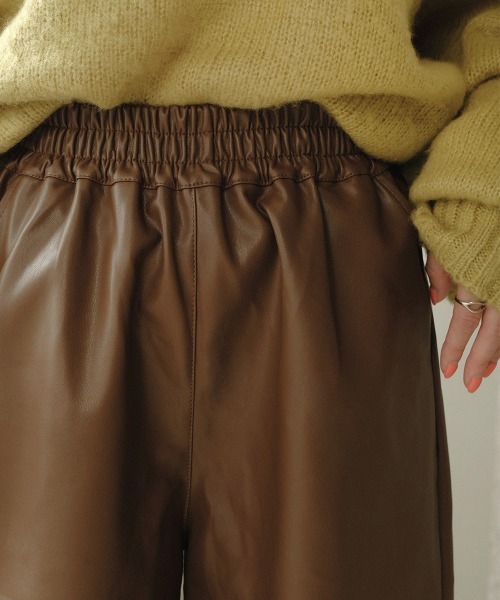 Bab（バブ）の「【WEB限定】フェイクレザーハーフパンツ（その他パンツ・レディース・ブラック/ブラウン/カーキ・M）」の5枚目の写真