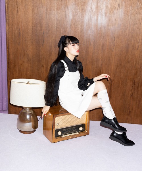 PUNYUS(プニュズ)の「フェイクレザーミニジャンパースカート(ジャンパースカート・レディース・ホワイト/ブラック・1/2/3/4)」の5枚目の写真