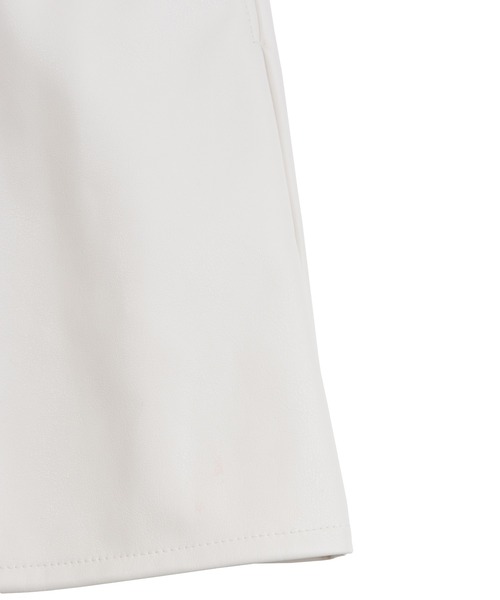 PUNYUS(プニュズ)の「フェイクレザーミニジャンパースカート(ジャンパースカート・レディース・ホワイト/ブラック・1/2/3/4)」の11枚目の写真