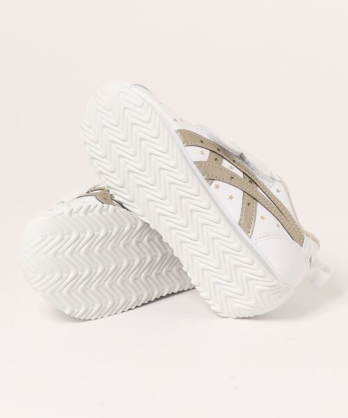 SUKUSUKU(スクスク)の「ASICS KIDS(アシックス キッズ)コトラ MINI SL-ST(スニーカー・キッズ・ホワイト×ゴールド・19.0cm/21.0cm/18.5cm/17.0cm/21.5cm/16.5cm/16.0cm/22.0cm/19.5cm/20.0cm/18.0cm/20.5cm/17.5cm)」の3枚目の写真